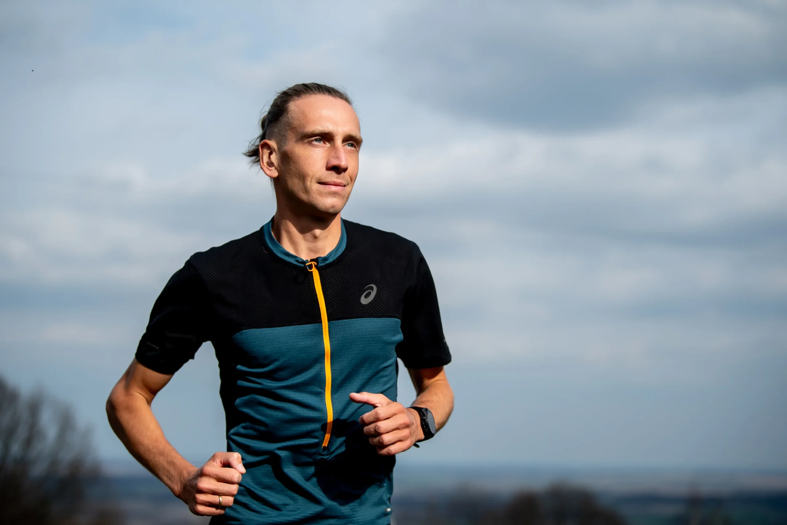 Andrzej Witek w stroju ASICS